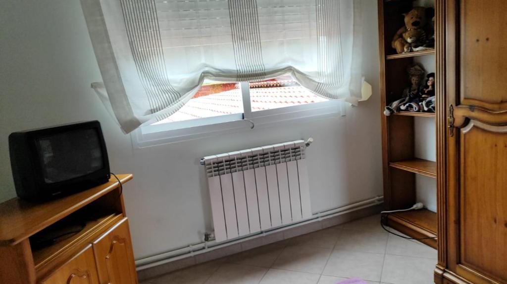 Telewizja i/lub zestaw kina domowego w obiekcie Casa de campo tranquila en vilar cerca de santiago