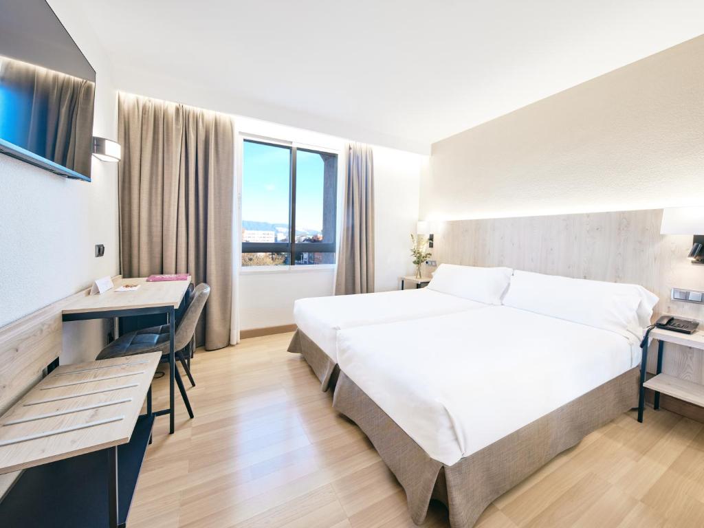Postel nebo postele na pokoji v ubytování Hotel Albret