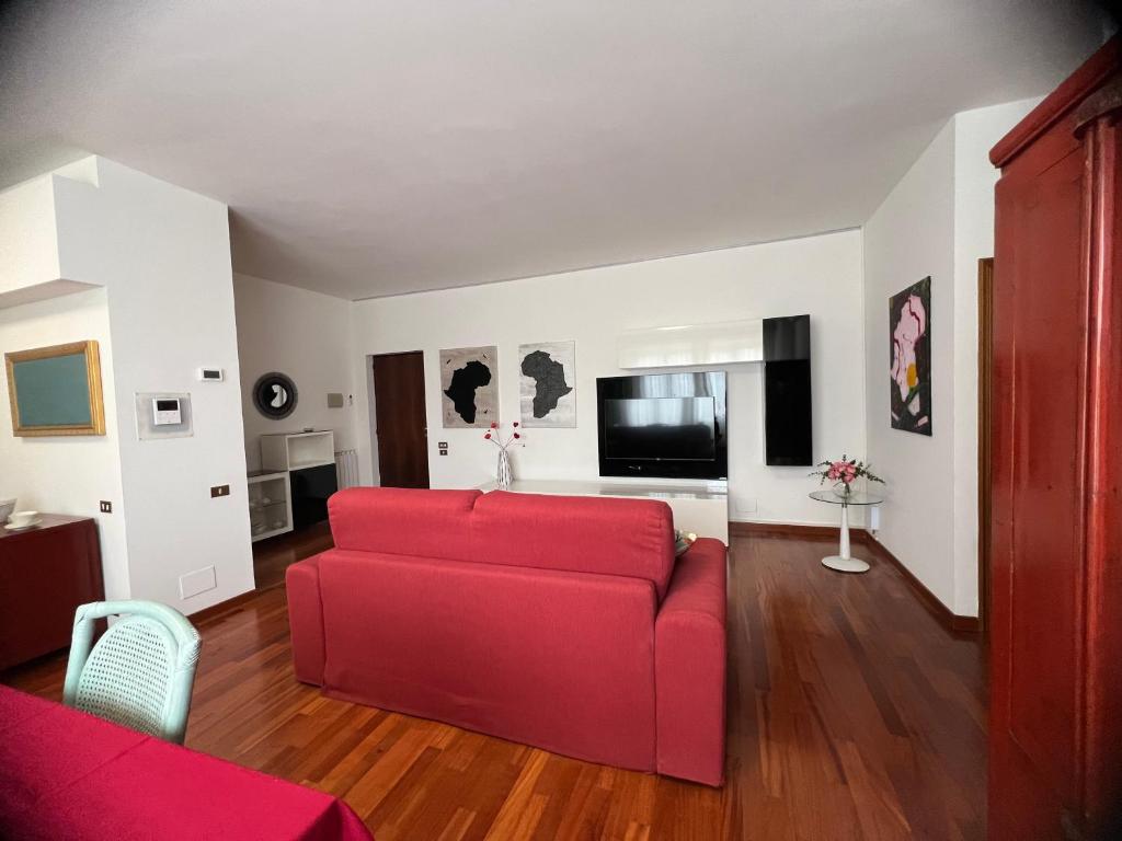 - un salon avec un canapé rouge et une télévision dans l'établissement Suite Piero della Francesca, à Prato