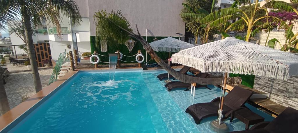 piscina con sedie e ombrellone di Villa Nefeli Prive a Ksamil