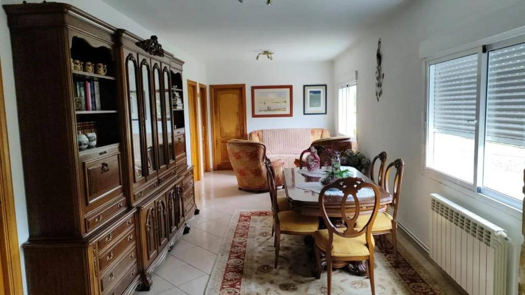 Posedenie v ubytovaní Spacious House with Garden in Touro – Family-Friendly