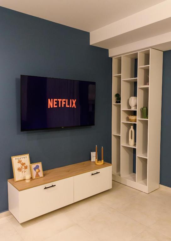 TV a/nebo společenská místnost v ubytování Sunrise Haven Suite