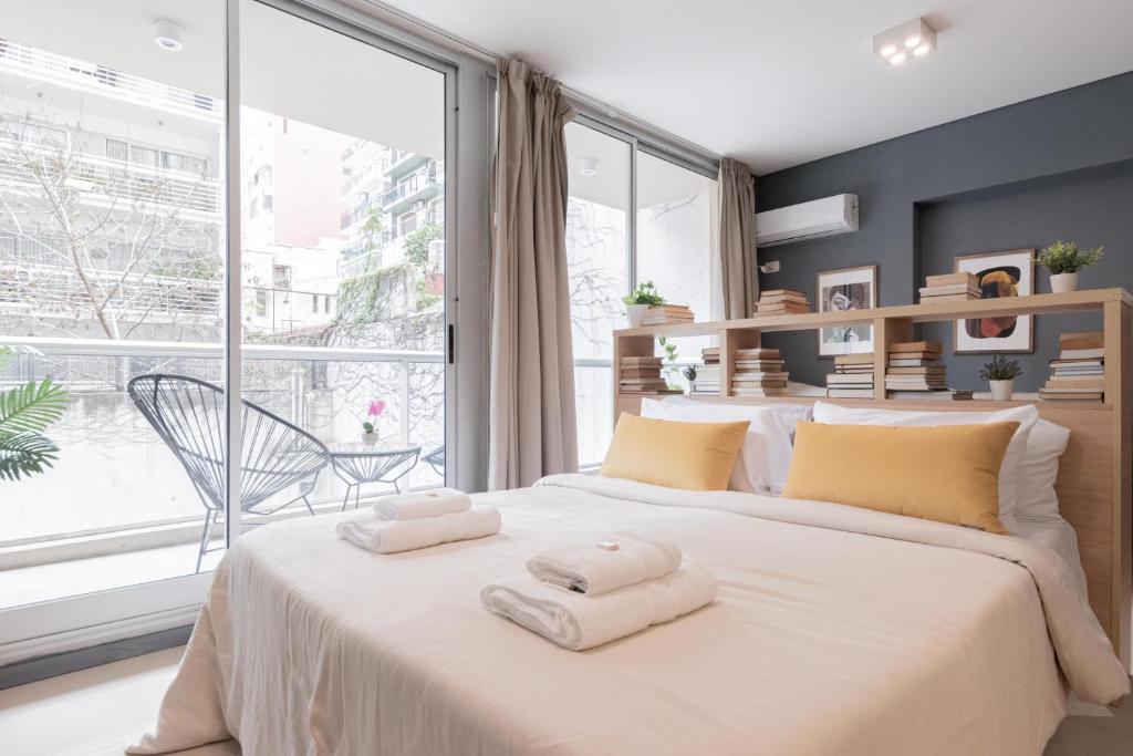 1 dormitorio con 1 cama grande y 2 toallas. en Segui 3900 'a' - Loft Palermo Chico en Buenos Aires