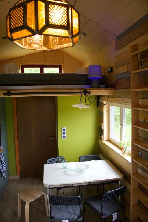 Mynd úr myndasafni af Tiny House Les Jours Heureux Sejour nature pres de Dinant et des Lacs de l Eau d Heure í Villers-le-Gambon