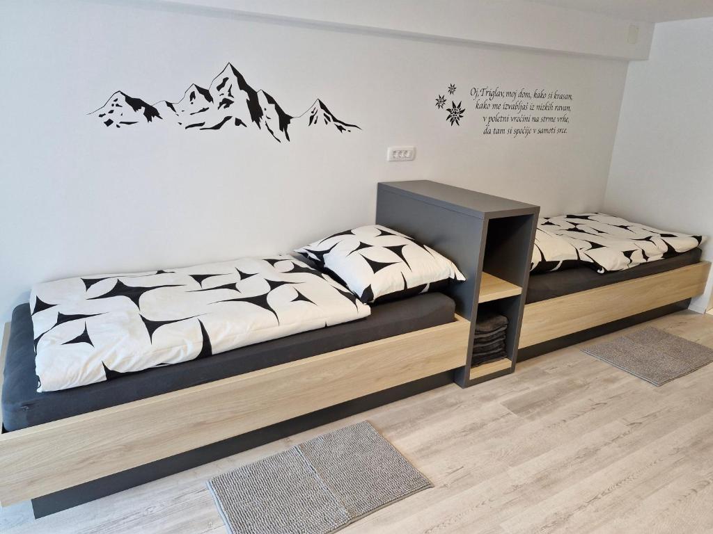 モイストラナにあるApartma Vovkのベッドルーム1室(壁に山々の景色を望むベッド1台付)