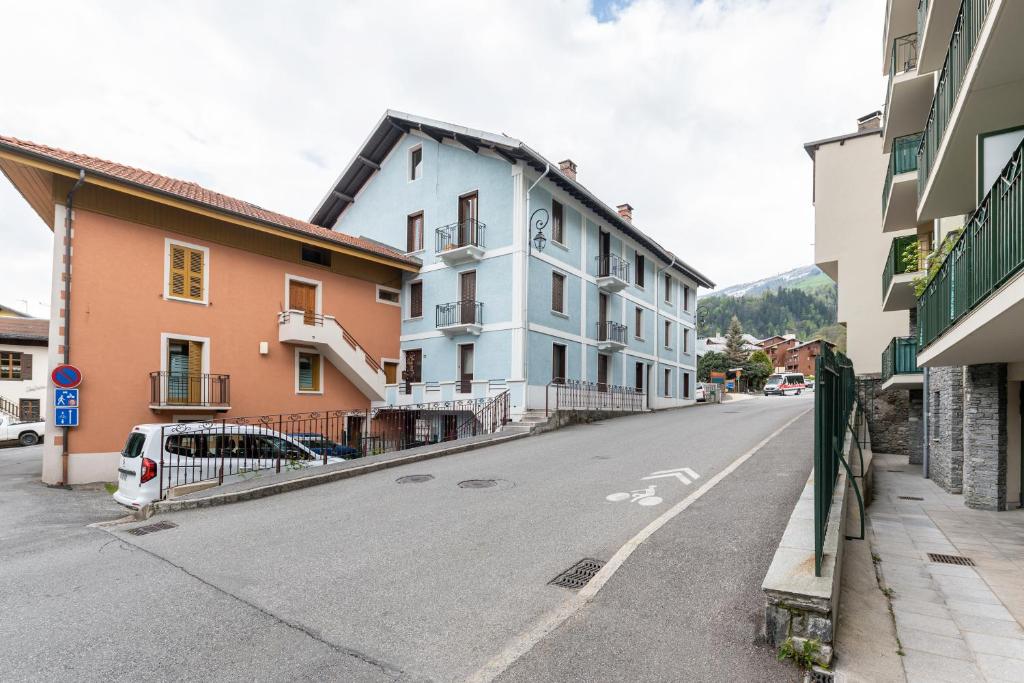 an empty street with buildings on the side of the road at Bed end breakfast du centre in Bourg-Saint-Maurice