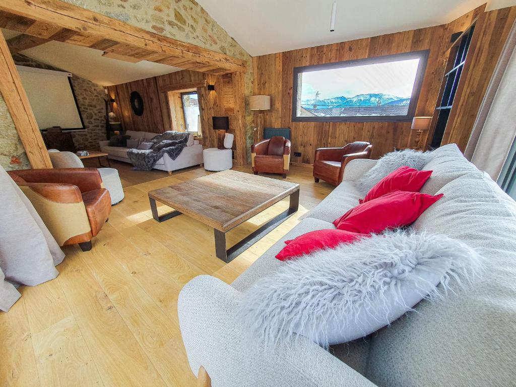 a living room with a couch and a table at Les Fermes de Cal Panche : La Ferme in Les Angles