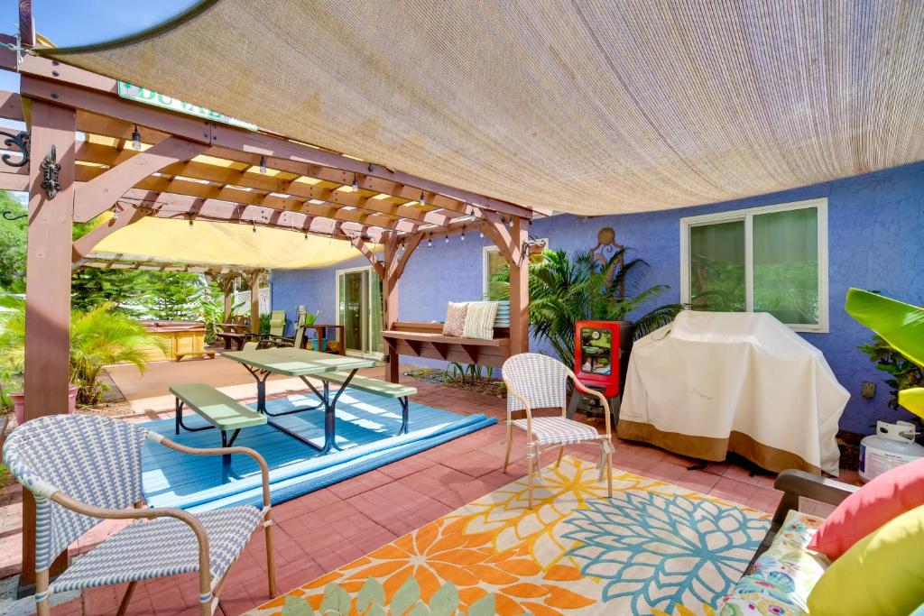 une terrasse avec une table, des chaises et un parasol dans l'établissement Vero Beach Home with Private Hot Tub Near Beaches!, à Vero Beach