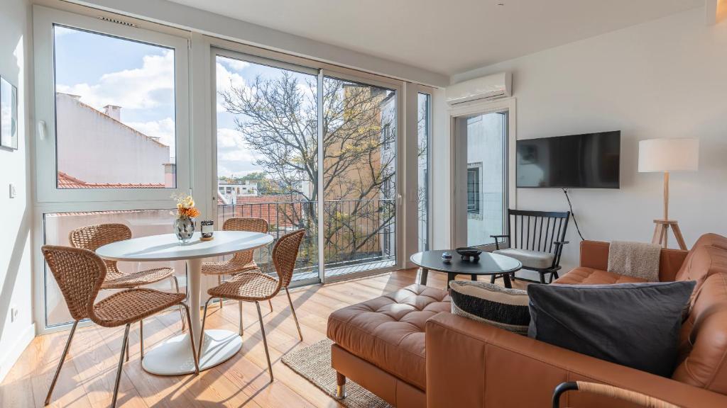 Príncipe Real 2BR with Balcony by LovelyStay