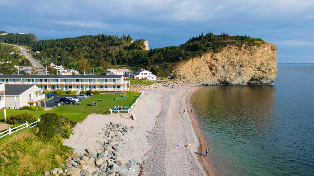 an aerial view of a beach next to the water at Hotel Les Trois Soeurs in Perce