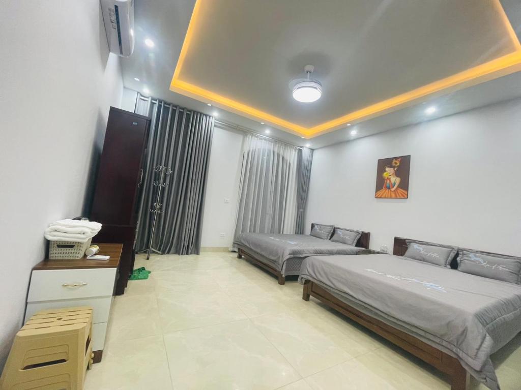 1 dormitorio con 2 camas en una habitación en Homestay Ocean Park 2, en Hanói