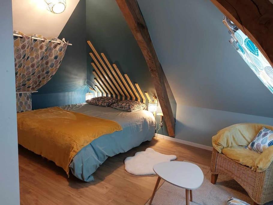 1 dormitorio con 1 cama, 1 silla y 1 mesa en Au Vert d'Hier de Jaja en Landas