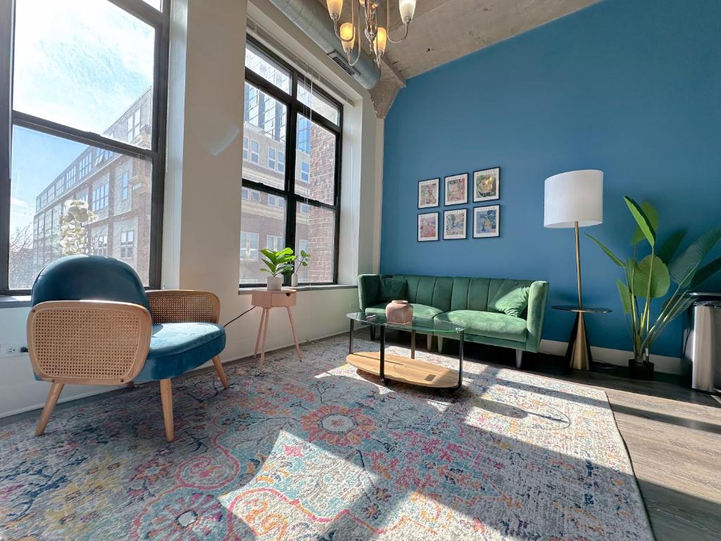 McCormick Place beautiful 2b-2b apartment with optional parking - sleeps up to 6 في شيكاغو: غرفة معيشة مع أريكة خضراء وطاولة