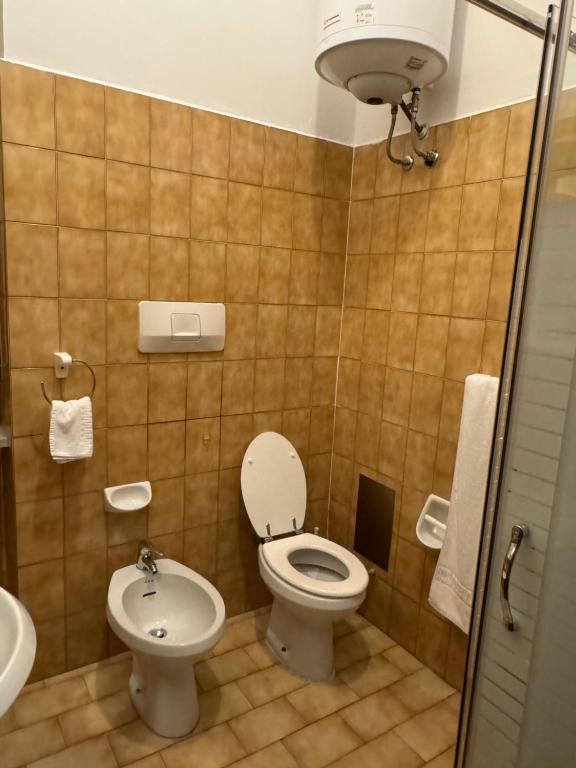 a small bathroom with a toilet and a sink at Residence La Scogliera in Alassio