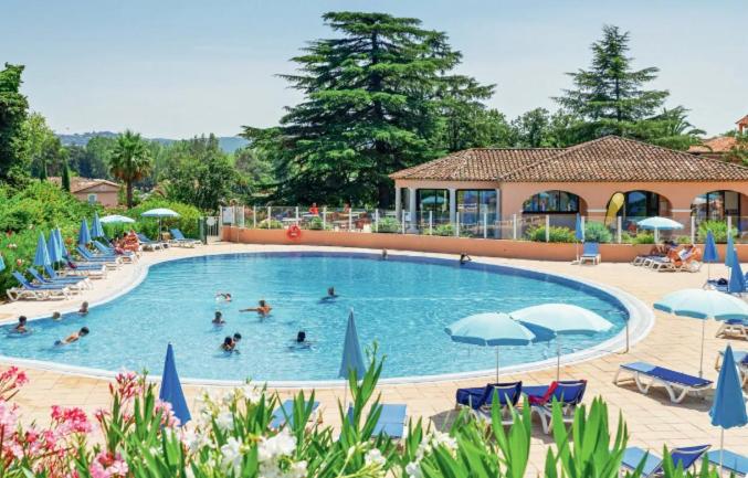 - une grande piscine avec des parasols dans l'établissement Appartement les Parcs de Grimaud golfe de St TROPEZ , avec une chambre, à Grimaud