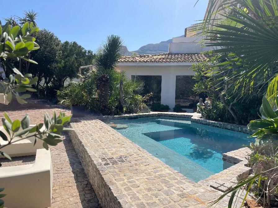 - une piscine en face d'une maison dans l'établissement Villa Il Cappero, à San Vito Lo Capo
