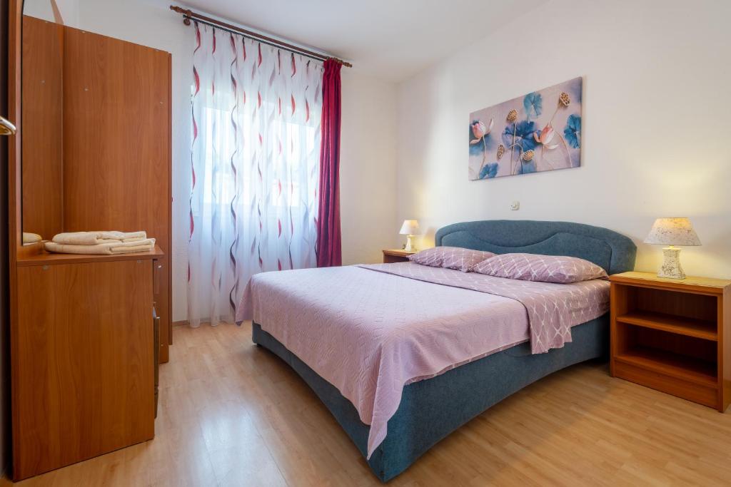 Postel nebo postele na pokoji v ubytování Apartments and Rooms Breeze