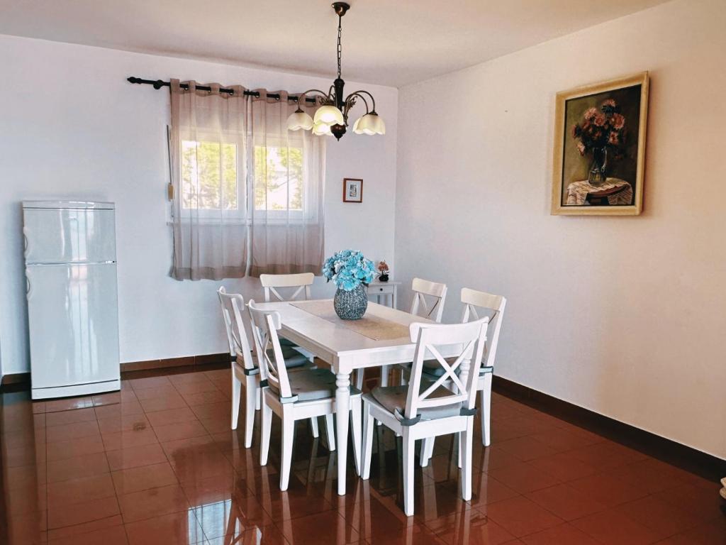Fotografia z galérie ubytovania Apartment in Murter with sea view, terrace, air conditioning, Wifi 5026-3 v Murteri