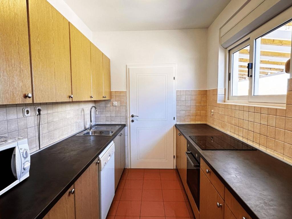 Kuchyňa alebo kuchynka v ubytovaní Apartment in Murter with sea view, terrace, air conditioning, Wifi 5026-3