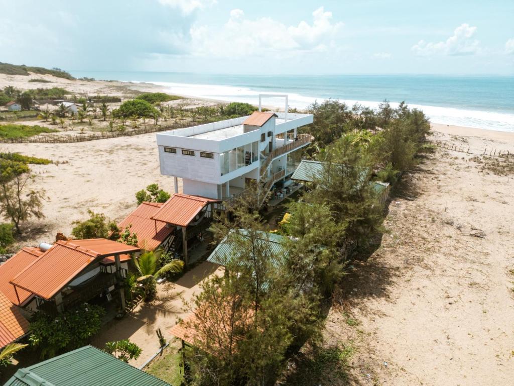 una vista aérea de una casa en la playa en Stay Golden en Arugam Bay