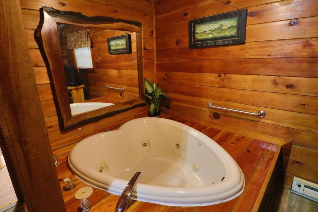 Phòng tắm tại Alpine Mountain Sweetheart Cabin Jacuzzi #6