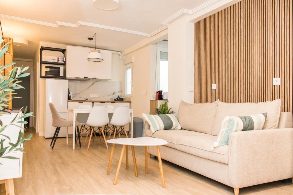 una sala de estar con un sofá y una mesa en Piso Muralla Romana, en León