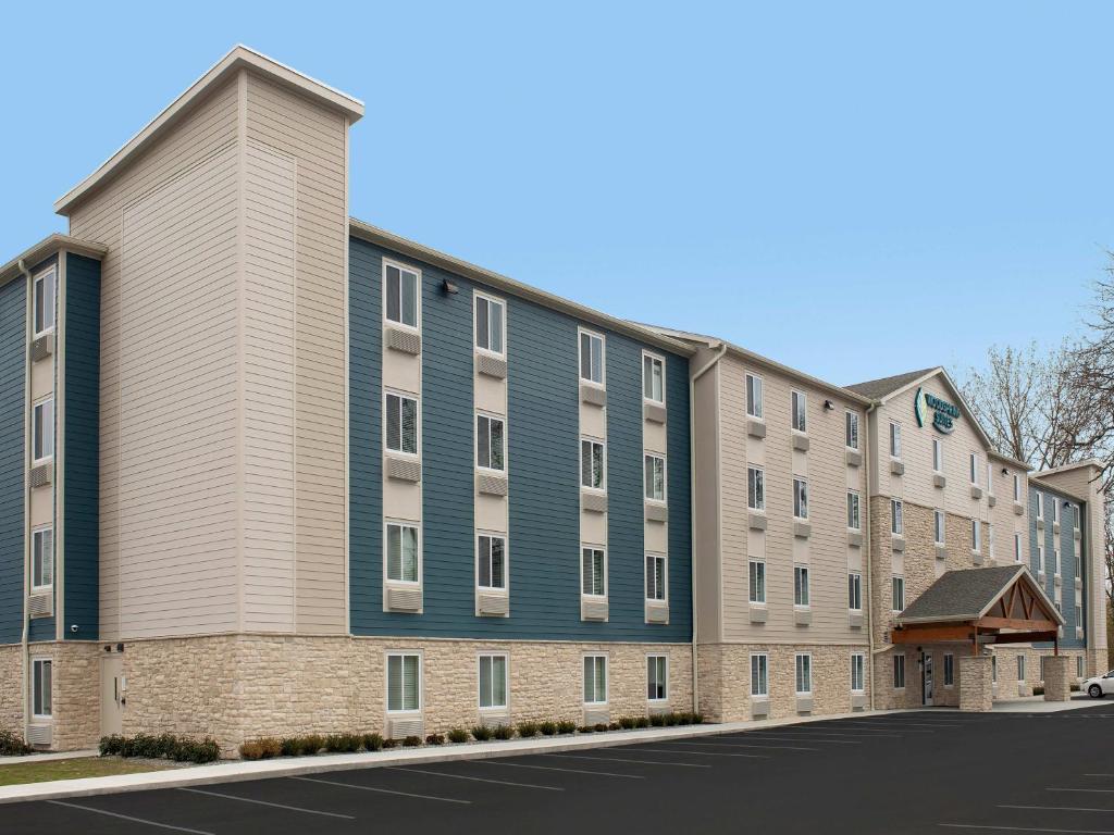 un immeuble d'appartements avec un bâtiment bleu et gris dans l'établissement WoodSpring Suites Kansas City Airport, à Kansas City