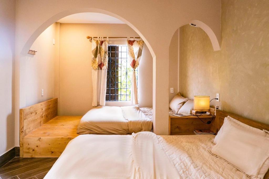 Ένα ή περισσότερα κρεβάτια σε δωμάτιο στο Hiên Cát homestay