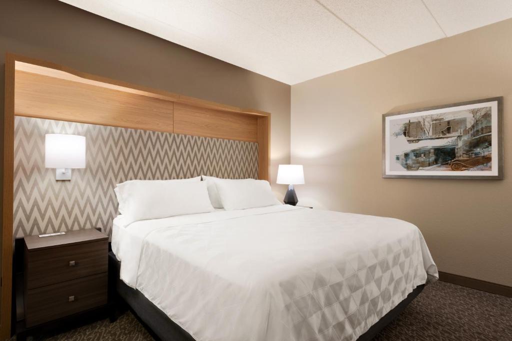 Ein Bett oder Betten in einem Zimmer der Unterkunft Holiday Inn Hotel &amp; Suites Council Bluffs by IHG