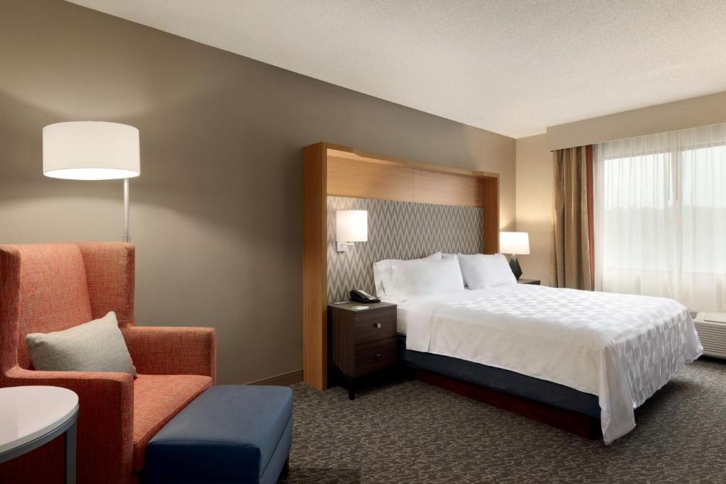 Ein Bett oder Betten in einem Zimmer der Unterkunft Holiday Inn Hotel &amp; Suites Council Bluffs by IHG