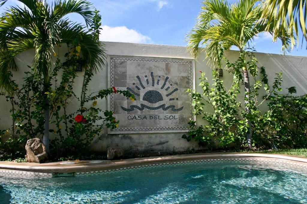サン・ホセ・デル・カボにあるChris Casa del Sol San José del Cabo, 5 Bedroom Private Pool and Spaのスイミングプール付きのリゾートの看板