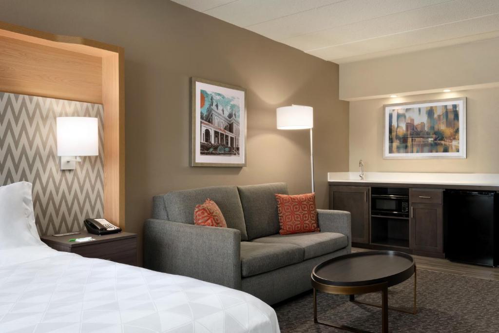 Ein Bett oder Betten in einem Zimmer der Unterkunft Holiday Inn Hotel &amp; Suites Council Bluffs by IHG