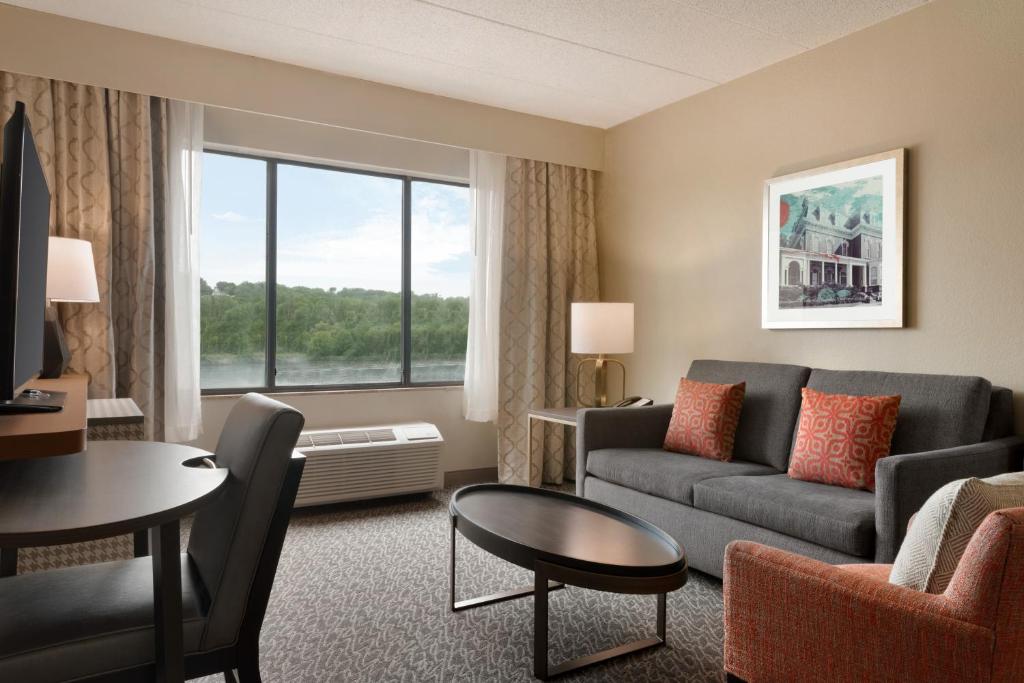 Ein Sitzbereich in der Unterkunft Holiday Inn Hotel &amp; Suites Council Bluffs by IHG
