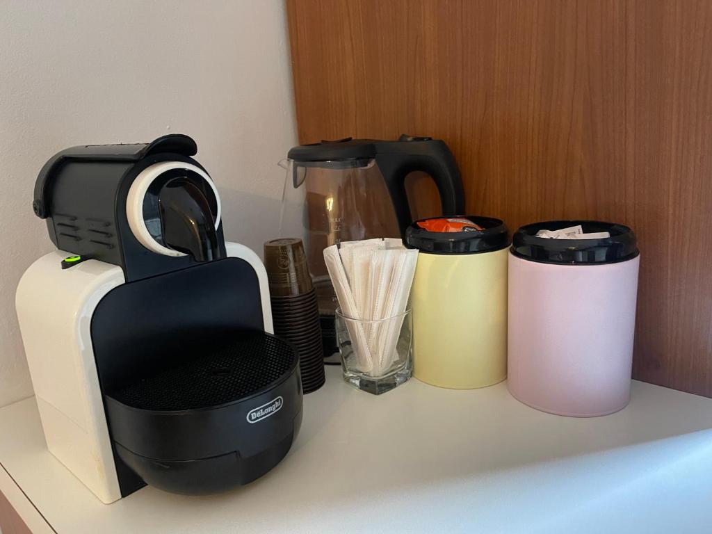 a counter with two coffee makers and a blender at Flor in Seriate