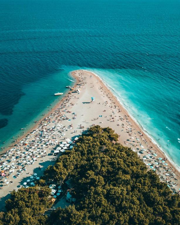 an aerial view of a beach with a bunch of people at Fantasy apartment in Bol