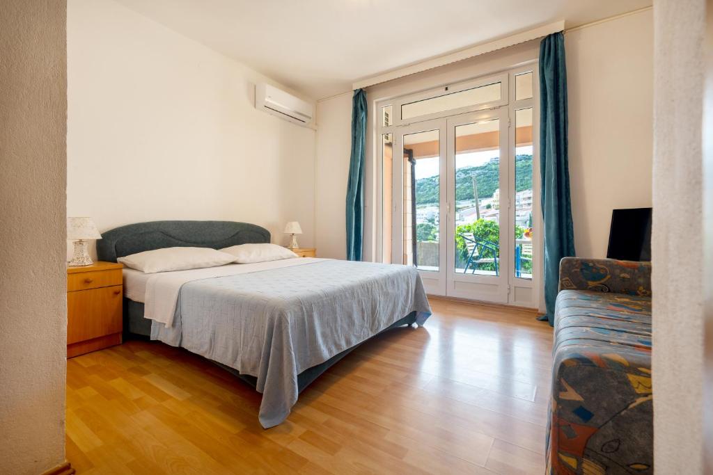Postel nebo postele na pokoji v ubytování Apartments and Rooms Breeze