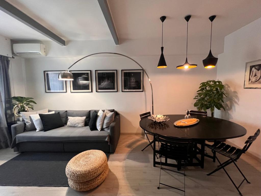 uma sala de estar com um sofá e uma mesa em LOFT29 Design home near the Vatican em Roma