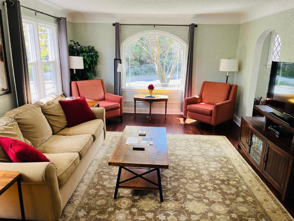 sala de estar con sofá y 2 sillas en State Street Cottage, Suite 2, en Pullman