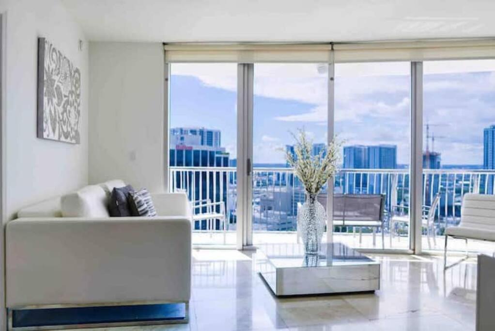 邁阿密的住宿－Beautiful apartment Miami, FL，客厅配有白色沙发和大窗户