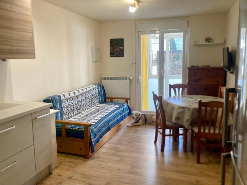 a living room with a bed and a dining room table at Apartamento San Gregorio in Pamplona