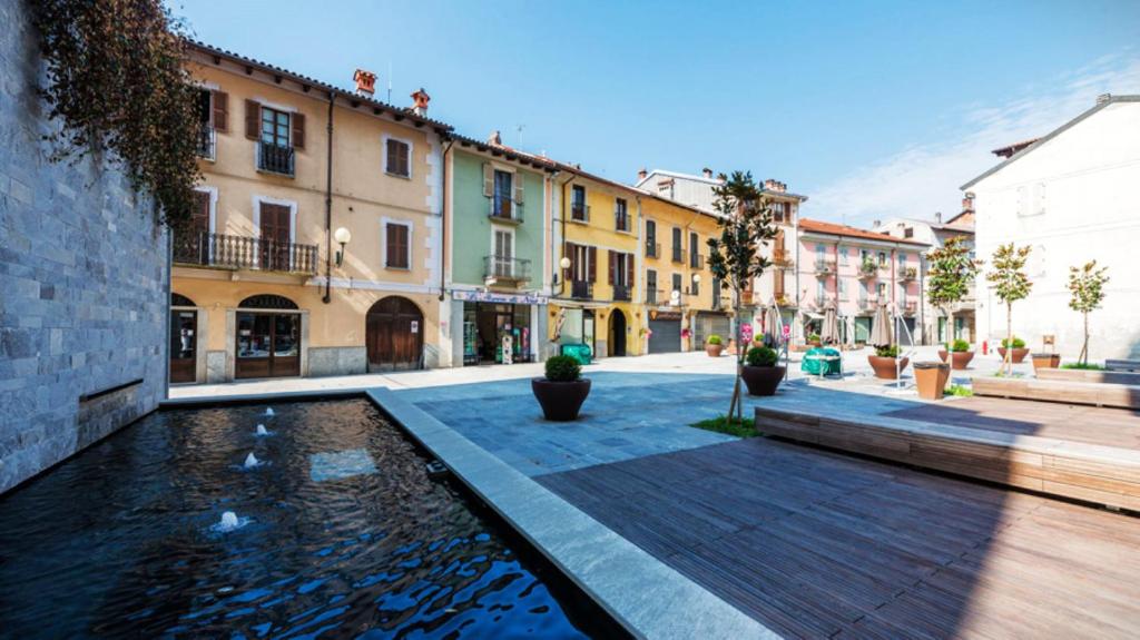 eine Straße mit einem Teich in einer Stadt mit Gebäuden in der Unterkunft Bilocale Vecchio Borgo in Borgosesia