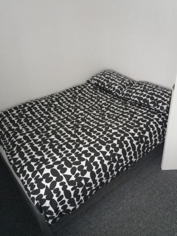 Una cama o camas en una habitación de Ramsgate room