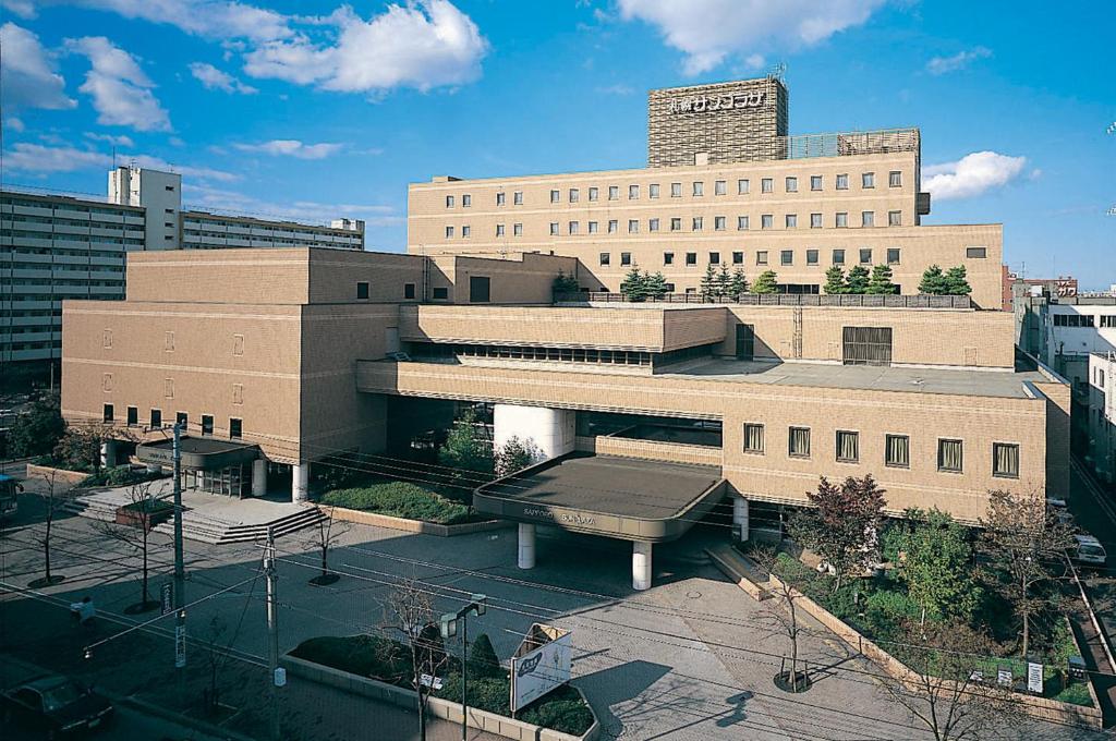 un grande edificio di fronte a una città di Hotel Sapporo Sun Plaza a Sapporo