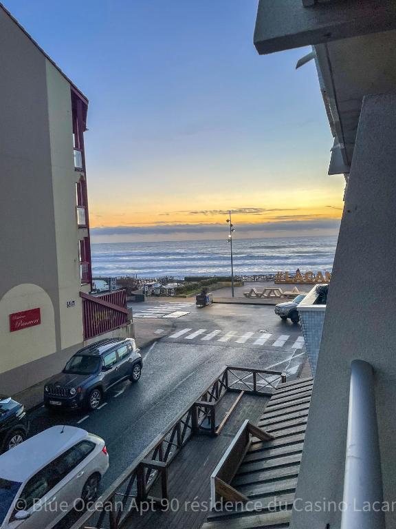 une voiture garée dans un parking à côté d'un bâtiment dans l'établissement Appartement Blue Ocean, à Lacanau