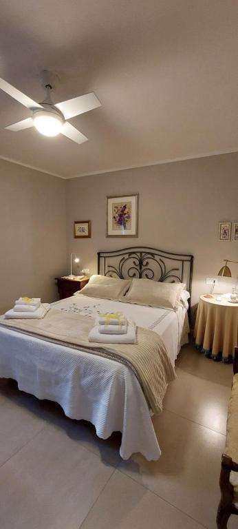 1 dormitorio con 1 cama grande y toallas. en Linda's Holiday Home, en Roccastrada