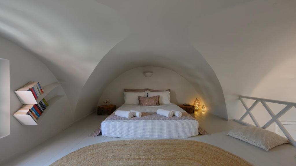 Кровать или кровати в номере Michelangelo Beach Villa