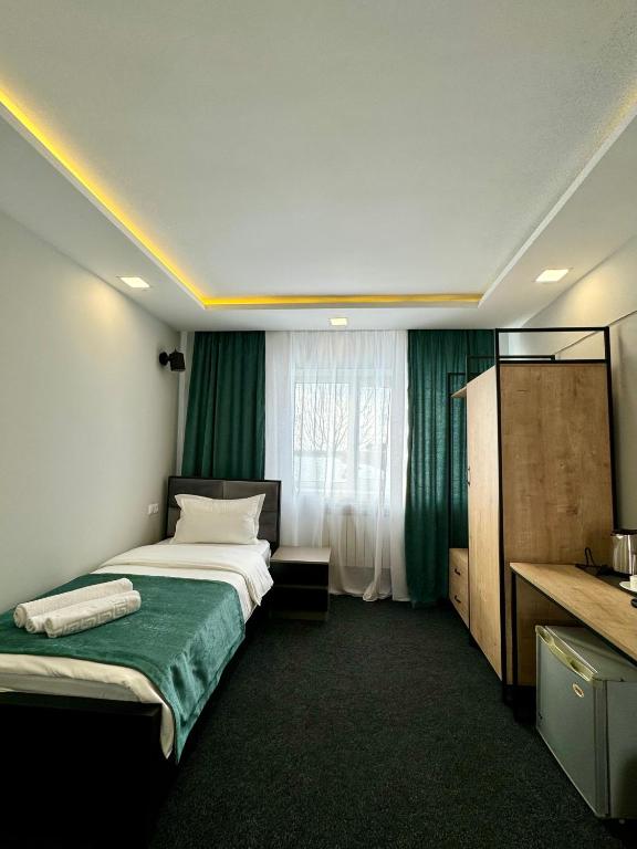 Postel nebo postele na pokoji v ubytování Garden Hotel