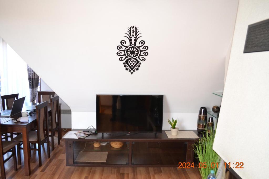 Televízia a/alebo spoločenská miestnosť v ubytovaní Apartament Zakopiański Relax