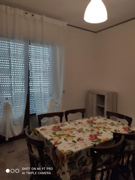 - une table à manger avec une nappe florale dans l'établissement Ampio appartamento fino a 9 ospiti, à Porto San Giorgio