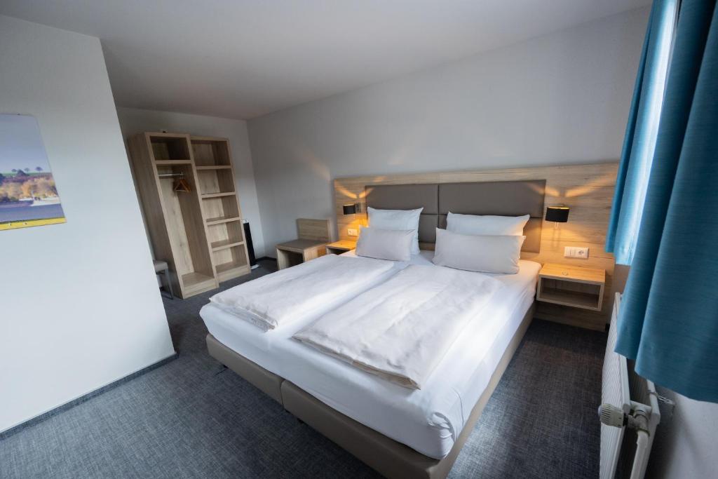 Postel nebo postele na pokoji v ubytování Hotel Haus Delecke
